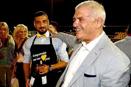 Η γιορτή της ΑΕΚ στα Σπάτα με τους παίκτες ντυμένους σερβιτόρους