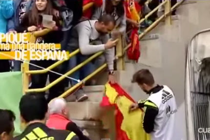 Πρώτα κράξιμο μετά αυτόγραφο σε ισπανική σημαία ο Πικέ