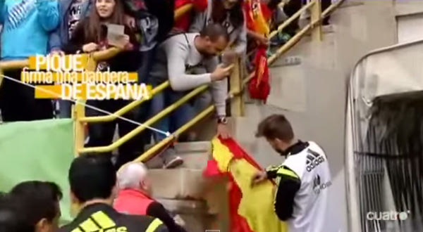 Πρώτα κράξιμο μετά αυτόγραφο σε ισπανική σημαία ο Πικέ