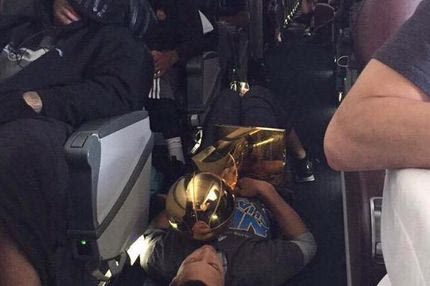 Αγκαλιά με το τρόπαιο κοιμήθηκε ο Κάρι