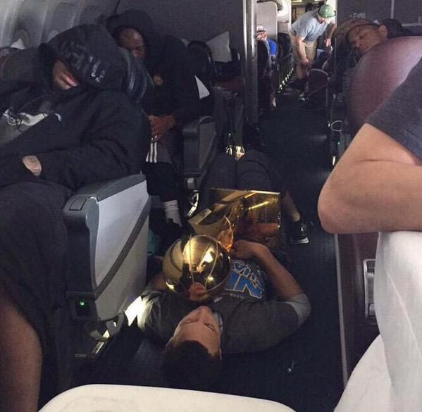 Αγκαλιά με το τρόπαιο κοιμήθηκε ο Κάρι