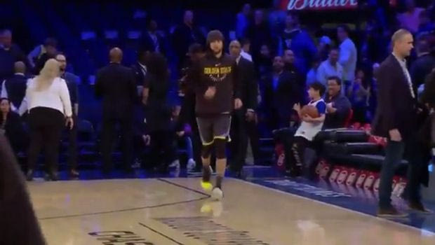Μπόμπιρας… λιποθύμησε μετά από high five με τον Στεφ Κάρι