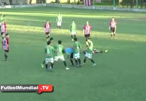 “Φονική” γροθιά παίκτη σε διαιτητή για μία κίτρινη!