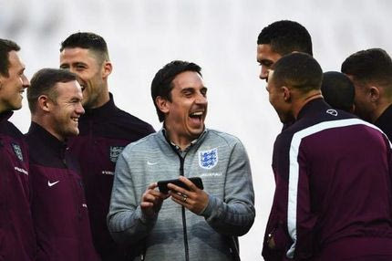 Ο Νέβιλ… άδειασε έναν φίλο της Λίβερπουλ στο twitter