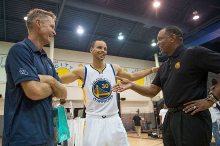 Ο κόουτς Τζέντρι κάρφωσε και αποθεώθηκε απ’ όλους τους Γουόριορς