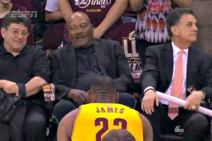 Ακόμα και ο “βασιλιάς” Λεμπρόν Τζέιμς ξέρει να υποκλίνεται