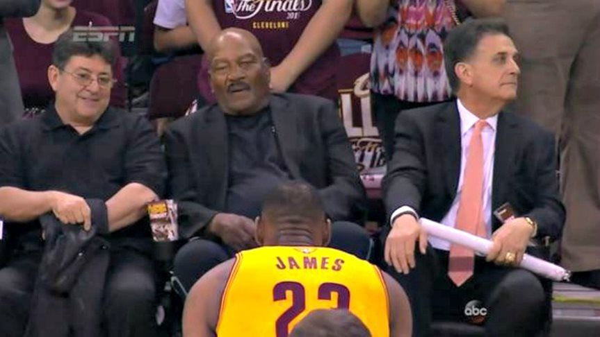 Ακόμα και ο “βασιλιάς” Λεμπρόν Τζέιμς ξέρει να υποκλίνεται