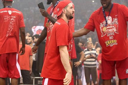 Ο Καββαδάς με την… σκούπα στο χέρι