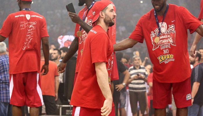 Ο Καββαδάς με την… σκούπα στο χέρι