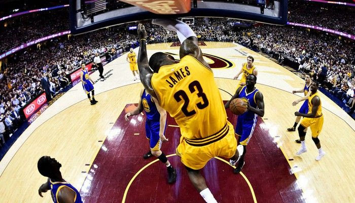 Ανανέωσε με νέο, σούπερ συμβόλαιο ο Τζέιμς