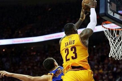 Top 5: Το απίστευτο alley-oop κάρφωμα του Λεμπρόν