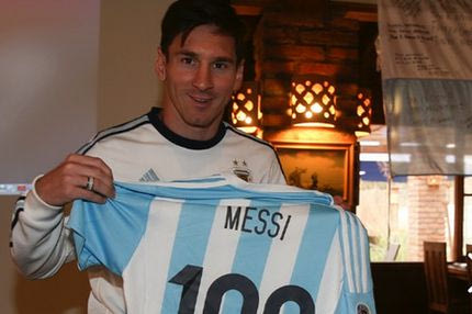 Βραβεύτηκε για τις 100 συμμετοχές ο Μέσι
