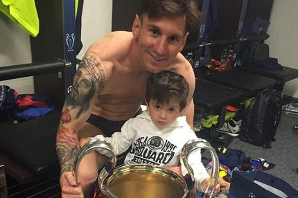 Μέσι και υιός με την κούπα αγκαλιά