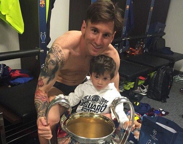Μέσι και υιός με την κούπα αγκαλιά