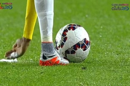 Kίτρινη o Nεϊμάρ γιατί… έβγαλε το σπρέι του διαιτητή!