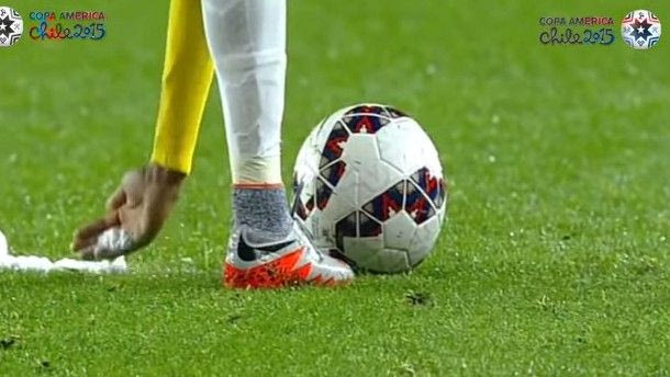 Kίτρινη o Nεϊμάρ γιατί… έβγαλε το σπρέι του διαιτητή!