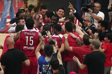 Τελικοί 2015: Το φινάλε του ντέρμπι Ολυμπιακός-Παναθηναϊκός και οι πανηγυρισμοί στις εξέδρες
