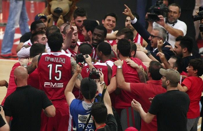 Τελικοί 2015: Το φινάλε του ντέρμπι Ολυμπιακός-Παναθηναϊκός και οι πανηγυρισμοί στις εξέδρες