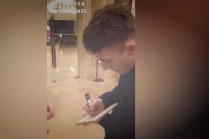 Μοίραζε αυτόγραφα παριστάνοντας τον παίκτη της Τσέλσι