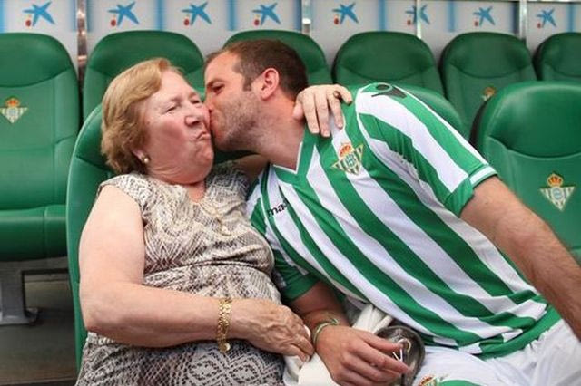 Παρουσιάστηκε με τη… γιαγιά του ο Φαν ντερ Φάαρτ