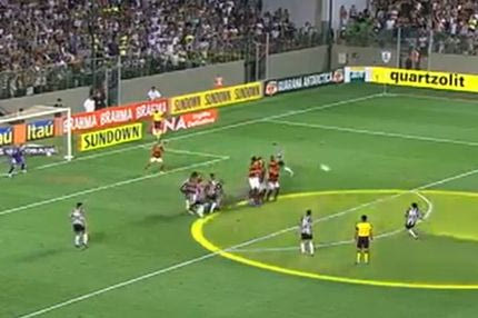 Τράνταξε το δοκάρι ο Ροναλντίνιο