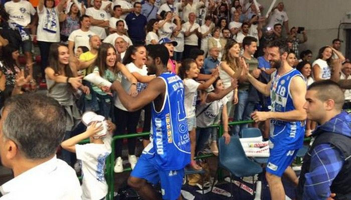 Εκπληκτικός ο Λόγκαν, κράτησε όρθια τη Σάσαρι