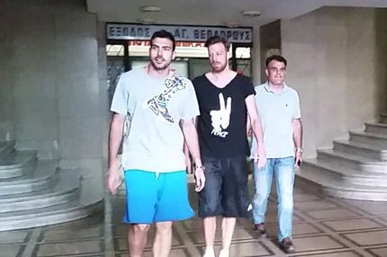 Η αποχώρηση του Σλούκα από τα γραφεία των Αγγελόπουλων