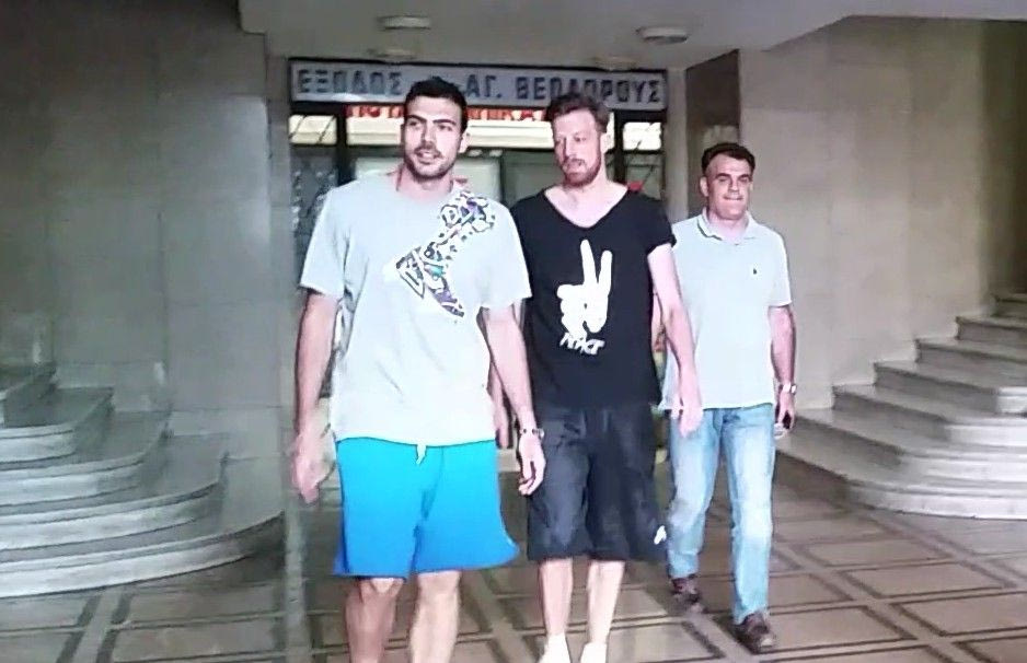 Η αποχώρηση του Σλούκα από τα γραφεία των Αγγελόπουλων