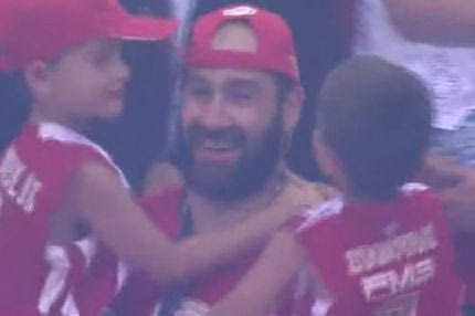 O Σπανούλης σήκωσε το τρόπαιο μαζί με τα παιδιά του