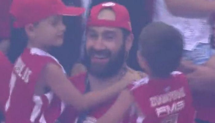 O Σπανούλης σήκωσε το τρόπαιο μαζί με τα παιδιά του