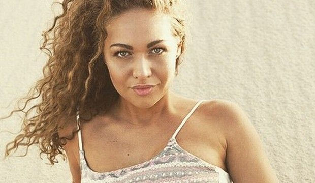 Έρχεται και φέρνει… εγκεφαλικά η σύντροφος του Θελάντερ