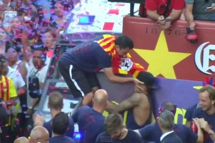 Ο μεθυσμένος Τσάβι σπρώχνει Ινιέστα και Νεϊμάρ στο πούλμαν της Μπαρτσελόνα