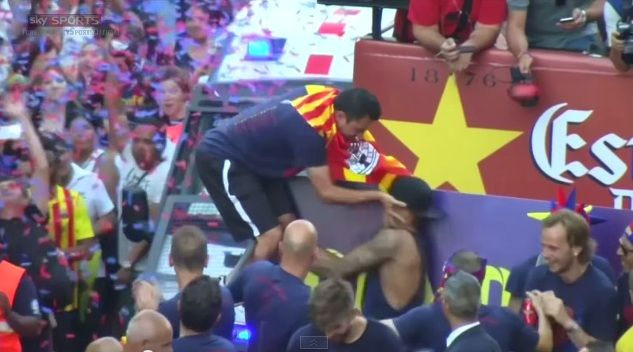 Ο μεθυσμένος Τσάβι σπρώχνει Ινιέστα και Νεϊμάρ στο πούλμαν της Μπαρτσελόνα