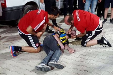 Το ιατρικό τιμ του Ολυμπιακού βοήθησε Τούρκο φίλαθλο (PHOTOS)