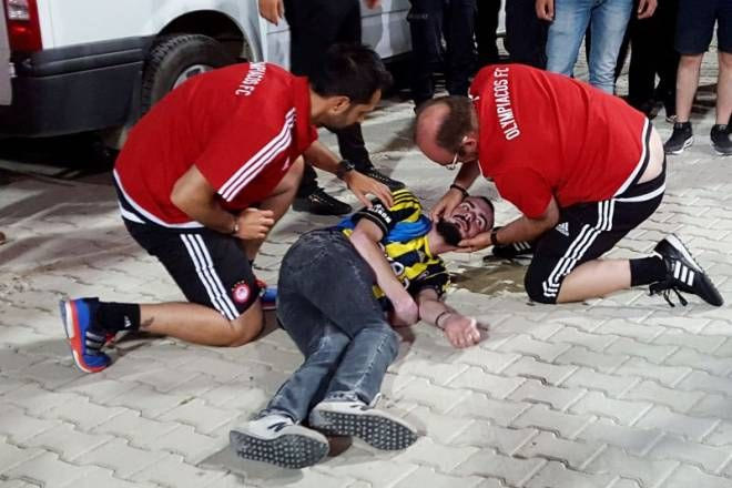 Το ιατρικό τιμ του Ολυμπιακού βοήθησε Τούρκο φίλαθλο (PHOTOS)