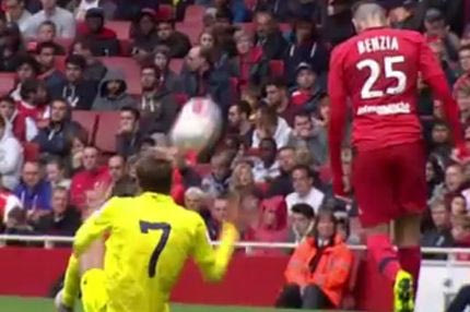 Του έριξε την μπάλα στο πρόσωπο με… τακουνάκι