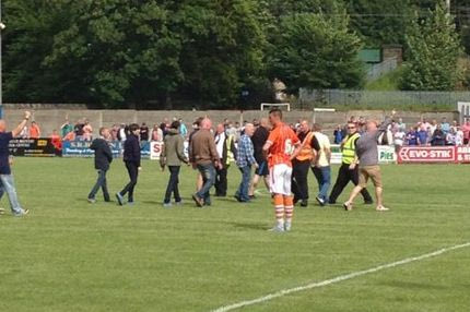 Εισβολή οπαδών σε φιλικό και διακοπή!