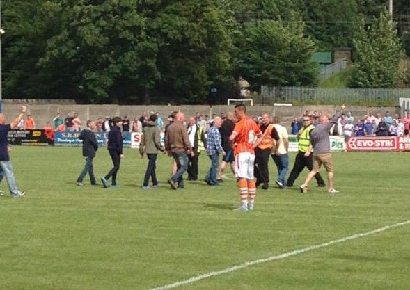 Εισβολή οπαδών σε φιλικό και διακοπή!