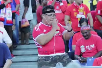 Υποστηρικτής της Γιουνάιτεντ χορεύει ανάμεσα σε φιλάθλους της Λίβερπουλ