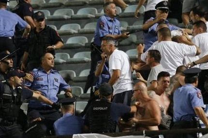 Σοβαρά επεισόδια και διακοπή σε ματς του Europa League