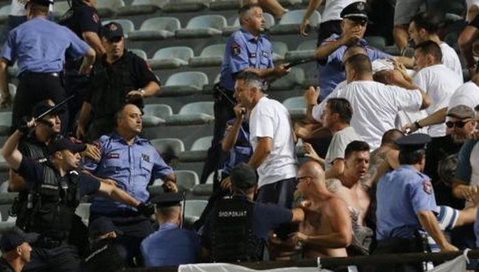 Σοβαρά επεισόδια και διακοπή σε ματς του Europa League