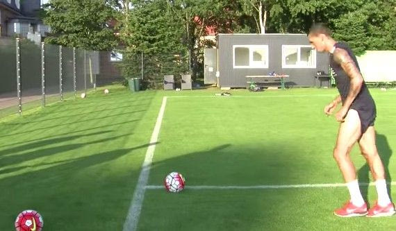 Τα βάζει από παντού ο Χολέμπας