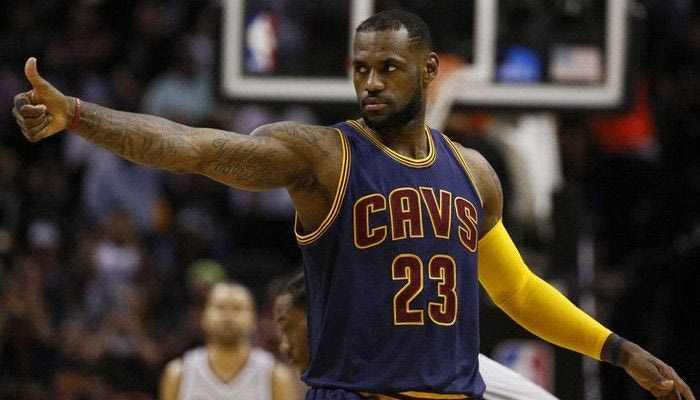 Υπέγραψε ο Λεμπρόν για δύο χρόνια