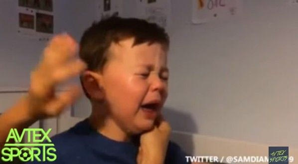 Πιτσιρικάς ξεσπά σε κλάματα για την αποχώρηση Φαν Πέρσι από την Γιουνάιτεντ