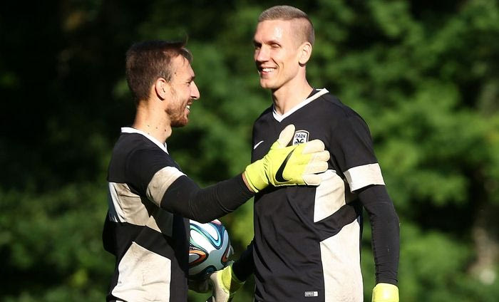 Χωρίς Τούντορ και Μάρτενς