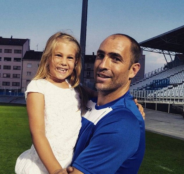 Η αγκαλιά του Τούντορ με την κορούλα του