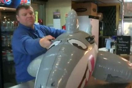 Επίθεση οπαδού σε αστυνομικό με… φουσκωτό καρχαρία