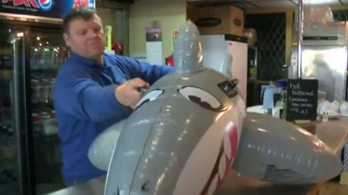 Επίθεση οπαδού σε αστυνομικό με… φουσκωτό καρχαρία