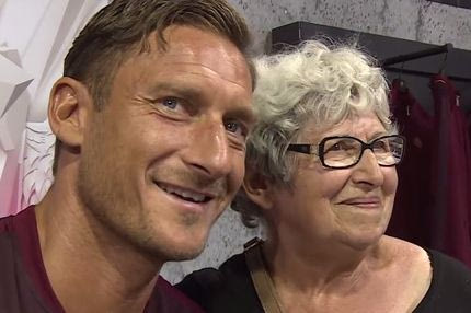 Το κλάμα της γιαγιάς που συνάντησε τον Τότι