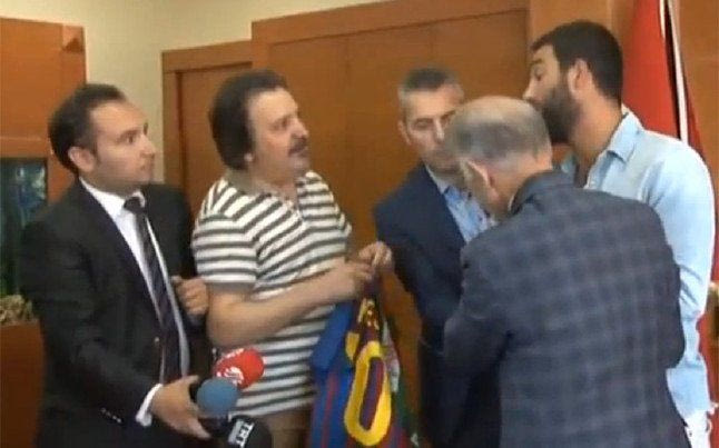 Ο Τουράν δεν υπέγραψε φανέλα του Μέσι